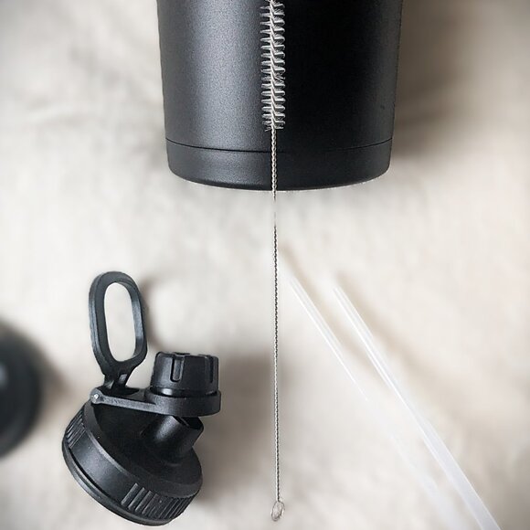 Insulated 64oz Water Bottle NWT - Picture 4 of 9